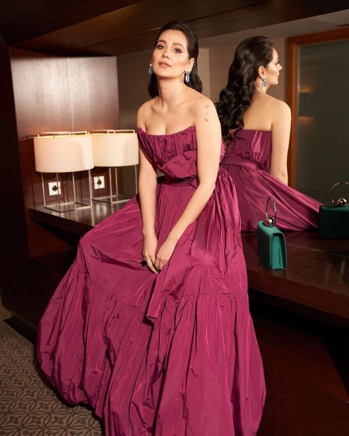 Gönül Dağı'nın Dilek'i kasığına kadar uzanan yırtmacıyla görenlerin aklını aldı! 'Açmadığın yer kalmadı'