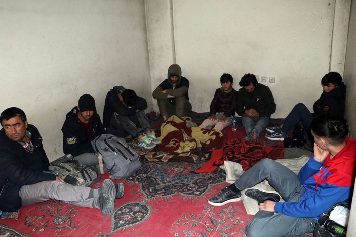 Van’da, bir binadan 13 kaçak göçmen çıktı
