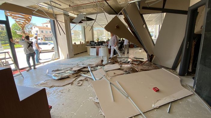 Kocaeli'de fren yerine gaza bastı, vergi dairesine girdi