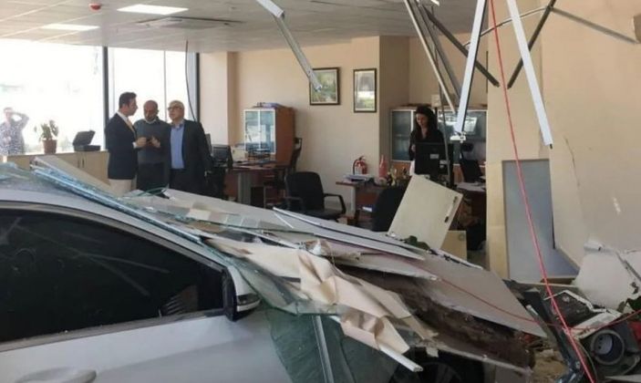 Kocaeli'de fren yerine gaza bastı, vergi dairesine girdi