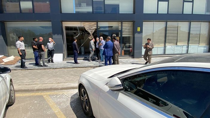 Kocaeli'de fren yerine gaza bastı, vergi dairesine girdi