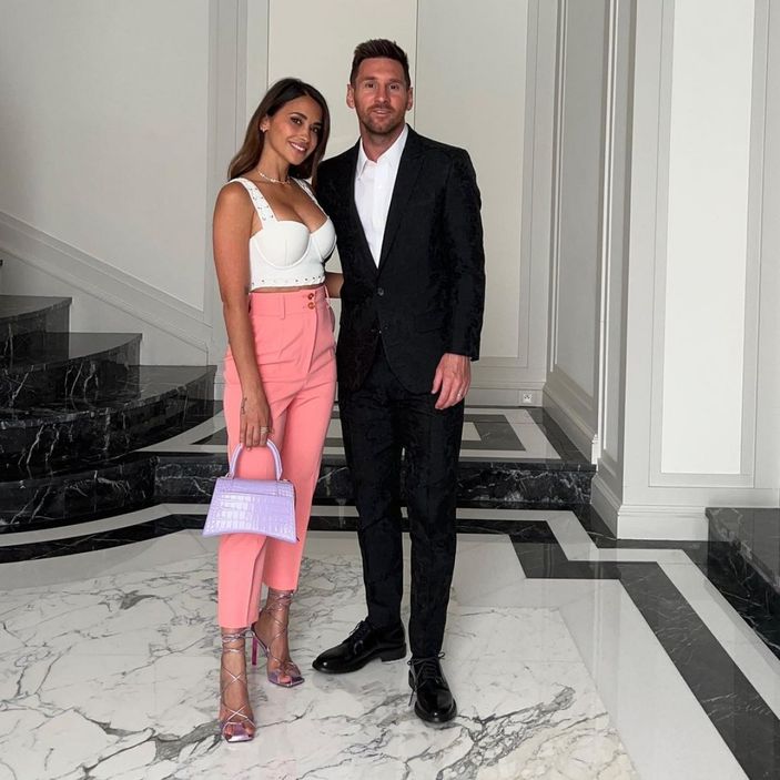 Messi'nin eşi Antonella Roccuzzo dekoltesiyle yıktı geçti! 'Bu nasıl şans be'