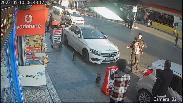 Beyoğlu’nda omuz atma tartışması kavgaya dönüştü