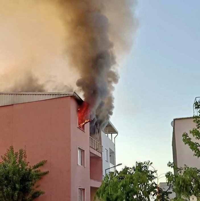 Bursa'da cinnet getirip, evini ateşe verdi