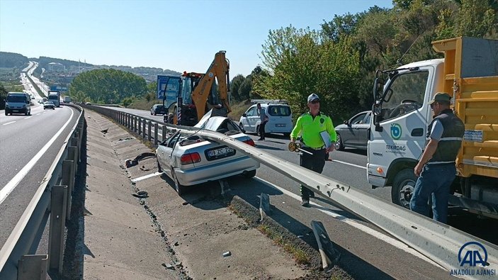 Tekirdağ'da trafik kazası: Otomobil bariyerlere sıkıştı