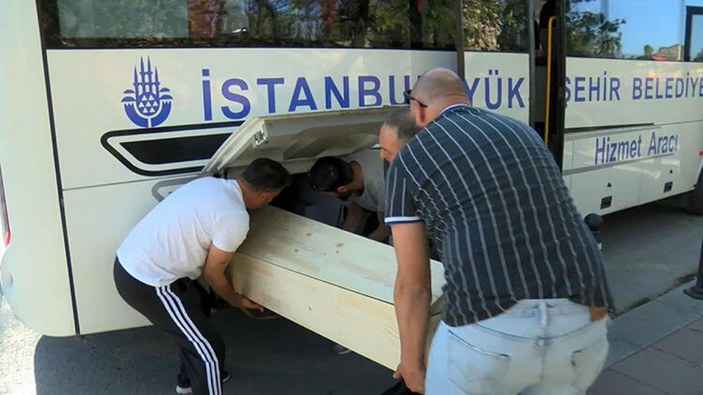 Zeytinburnu'nda cenaze taşımak için İBB'den gönderilen araç, vatandaşı mağdur etti