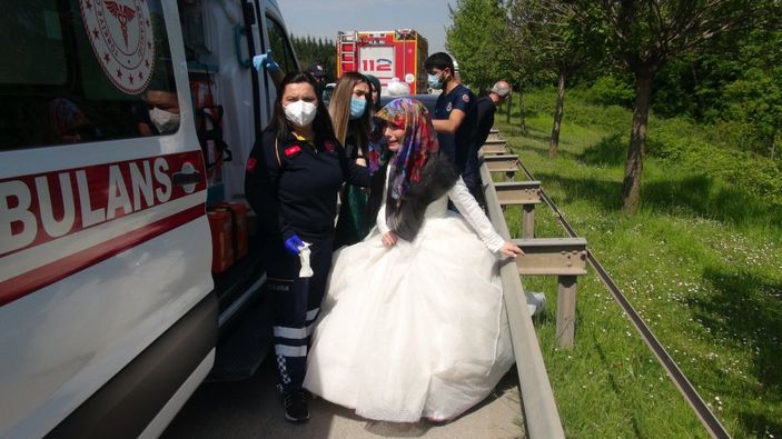 i Kocaeli'de düğün fotoğrafı için çıktıkları yolda kaza geçirdiler