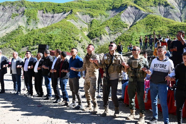 Şırnak'ta uçurtma şenliği: Askerler ile halk halay çekti