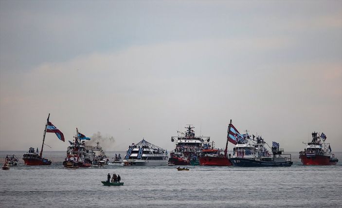 Trabzonspor taraftarı kutlamalara denizden başladı