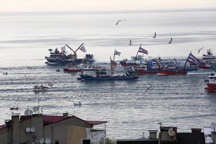 Trabzonspor taraftarı kutlamalara denizden başladı