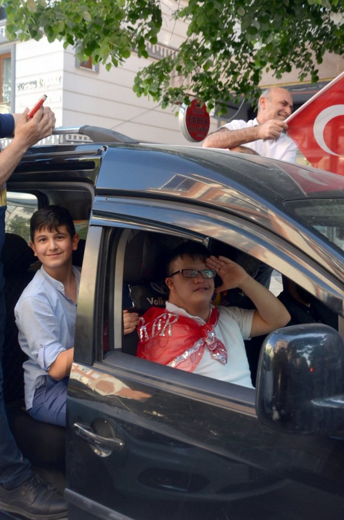 İstanbul'da Down Sendromlu gencin temsili asker eğlencesi