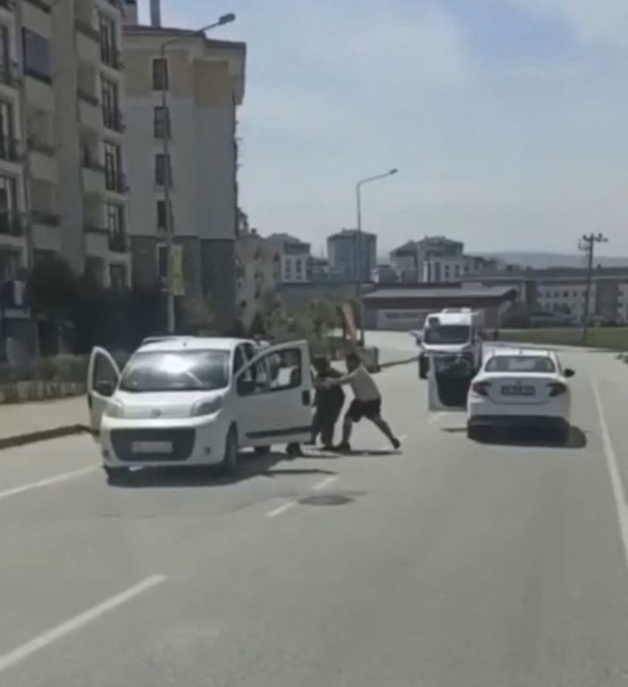Bursa'da iki sürücü arasında yol kavgası çıktı