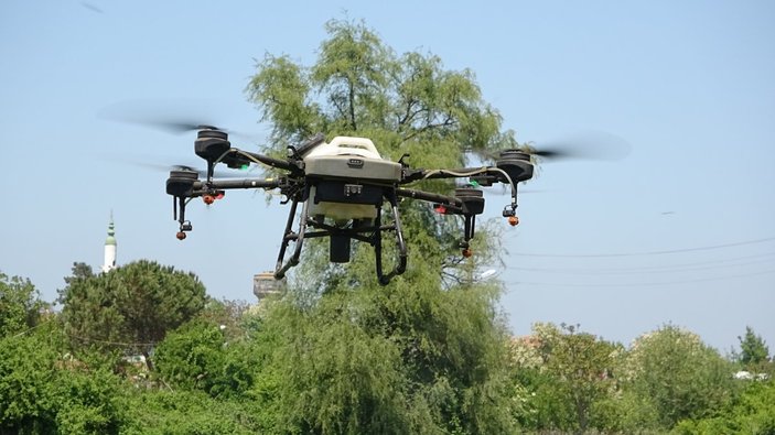 Bursa'da tarlasını ilaçlatmak isteyen 'dron' sırasına giriyor