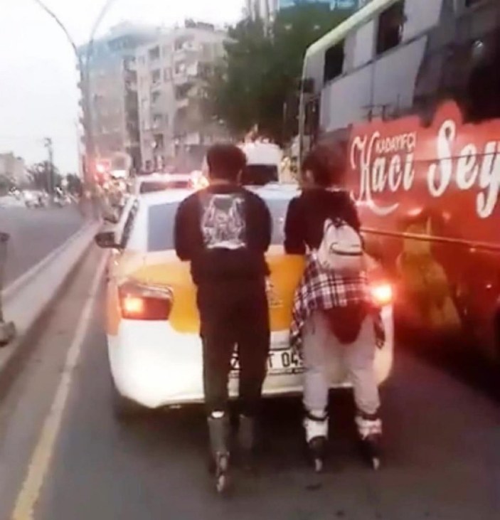 Diyarbakır'da patenli gençlerin tehlikeli yolculuğu