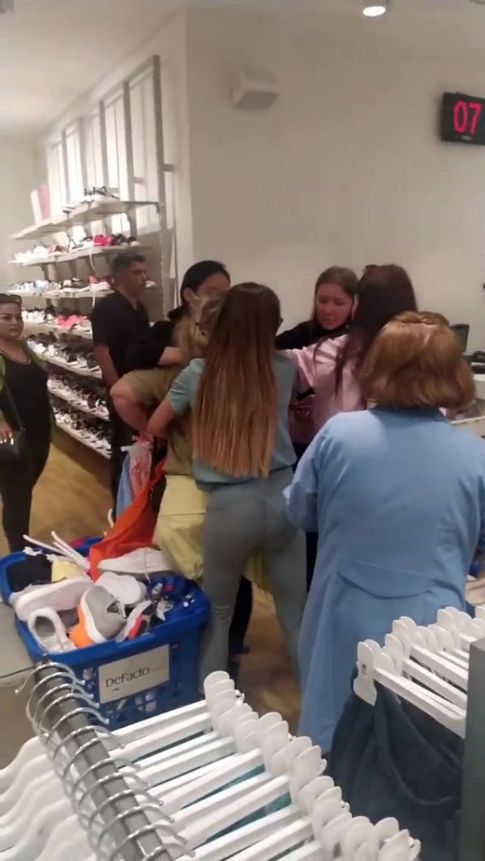 Esenyurt'ta mağazada kadın kavgası