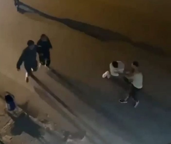 Kocaeli'de cadde ortasında kavgaya tutuştular