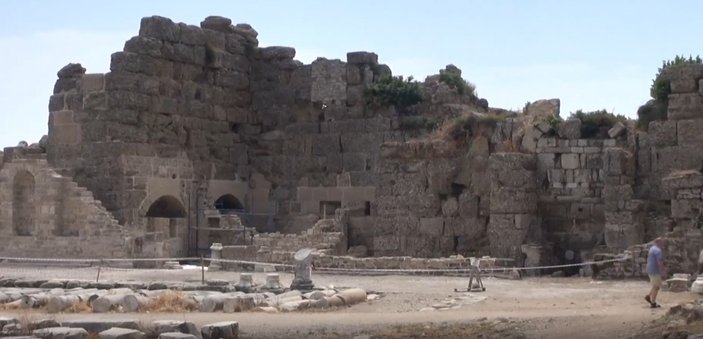 Antalya'da Side Antik Kenti, binlerce yıllık tarihe ışık tutuyor