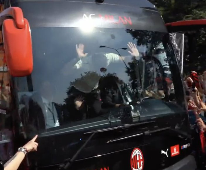 Ibrahimovic, kutlamalarda otobüsün camını kırdı
