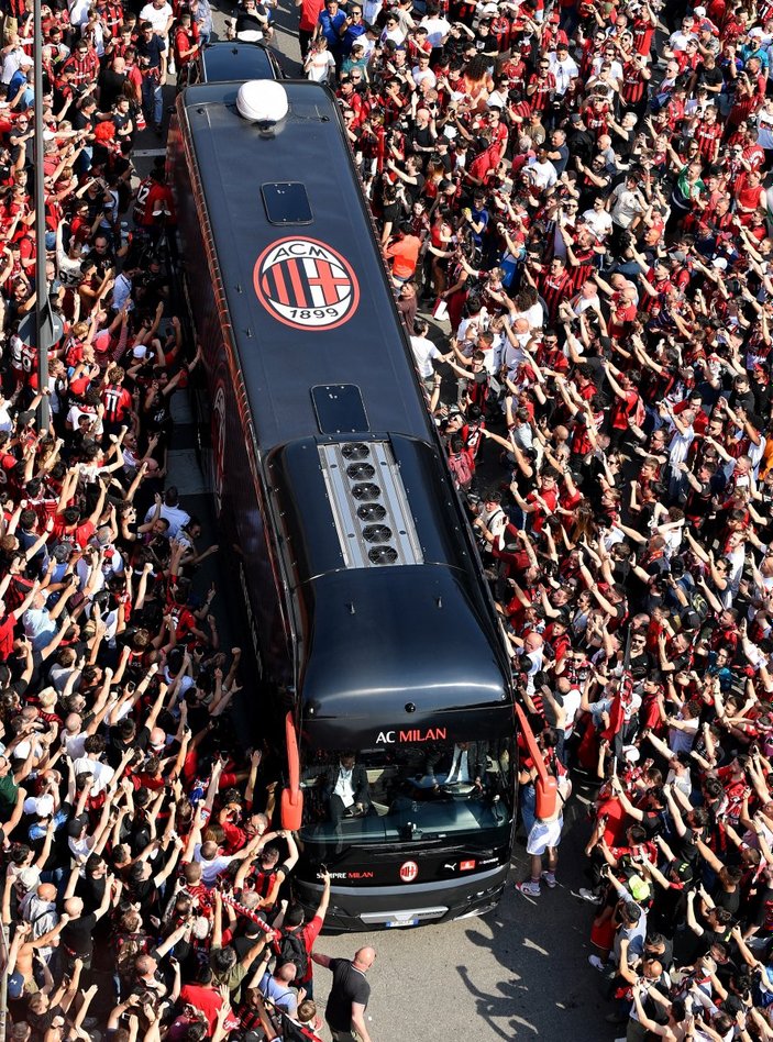 Ibrahimovic, kutlamalarda otobüsün camını kırdı