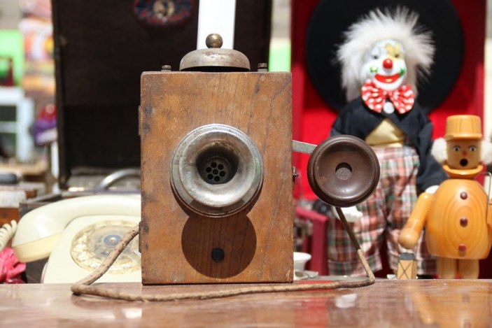 Antikacıda bulunan 120 yıllık Amerika yapımlı telefon görücüye çıktı