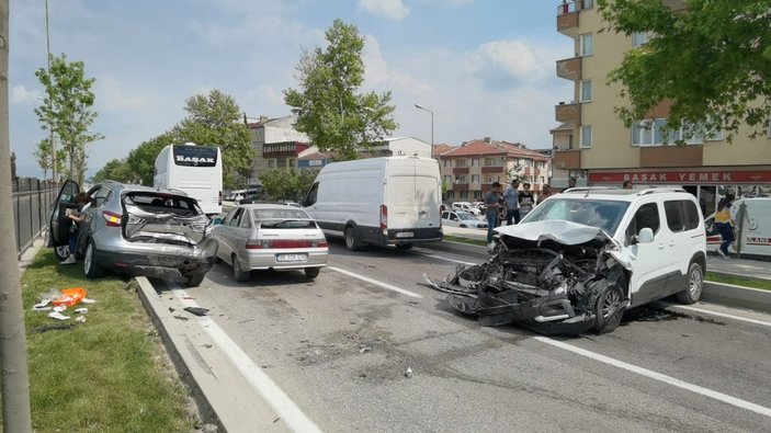 Bursa'da trafik kazası: Yaralı kadın acısını unutup et derdine düştü