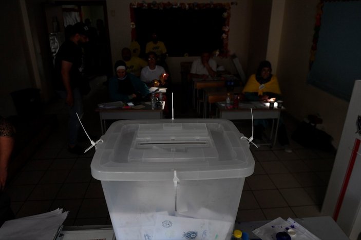 Lübnan'daki genel seçimlerde oy sayımı, elektrik kesintisi altında yapılıyor