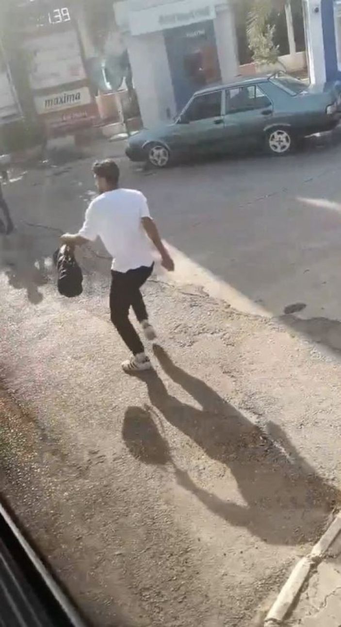 Antalya’da otobüsün camını kıran yolcuyu, tekme tokat dövdüler