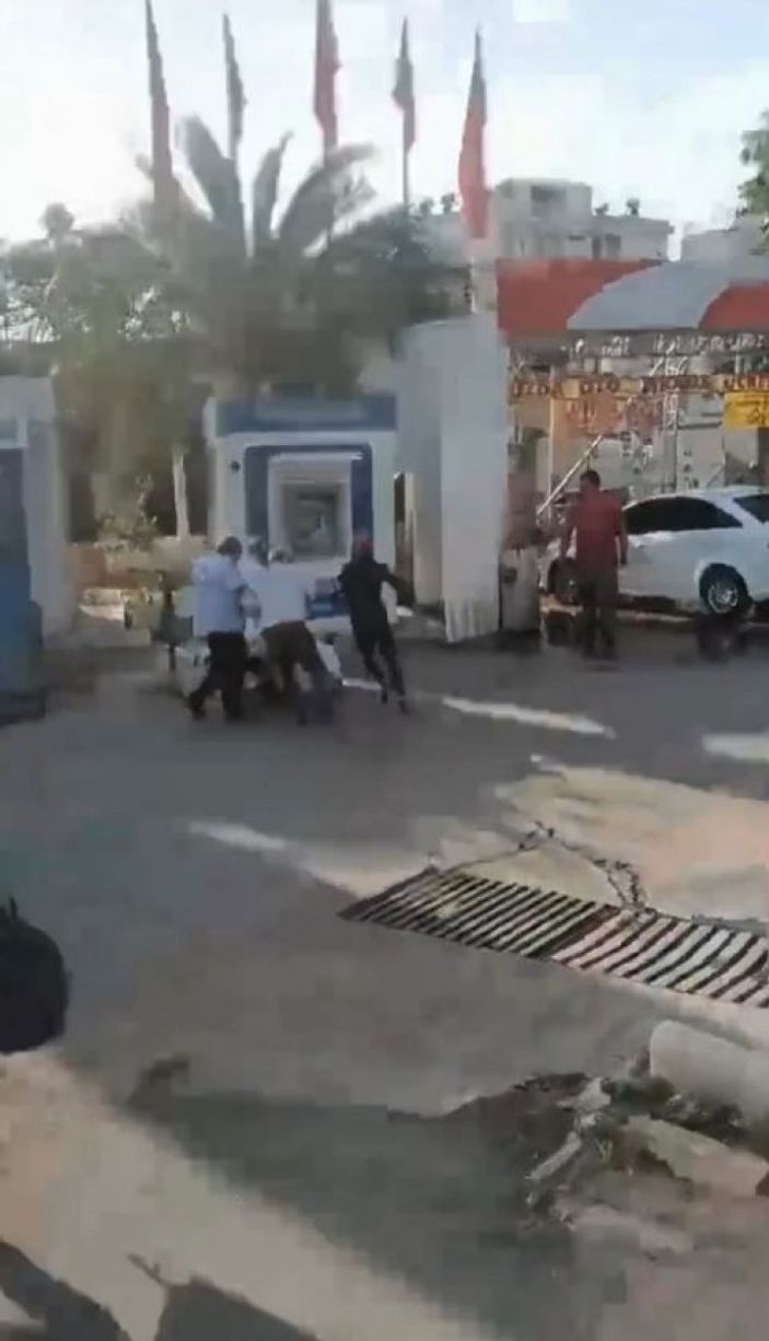 Antalya’da otobüsün camını kıran yolcuyu, tekme tokat dövdüler