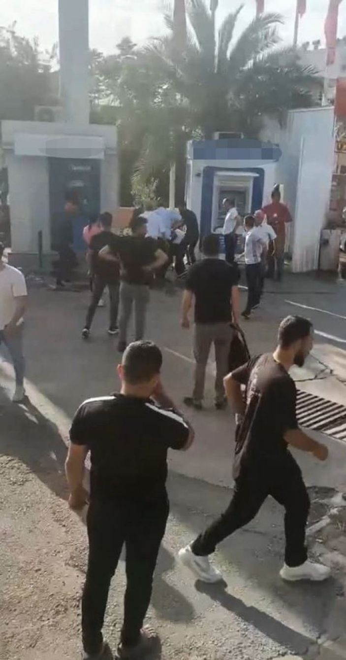 Antalya’da otobüsün camını kıran yolcuyu, tekme tokat dövdüler