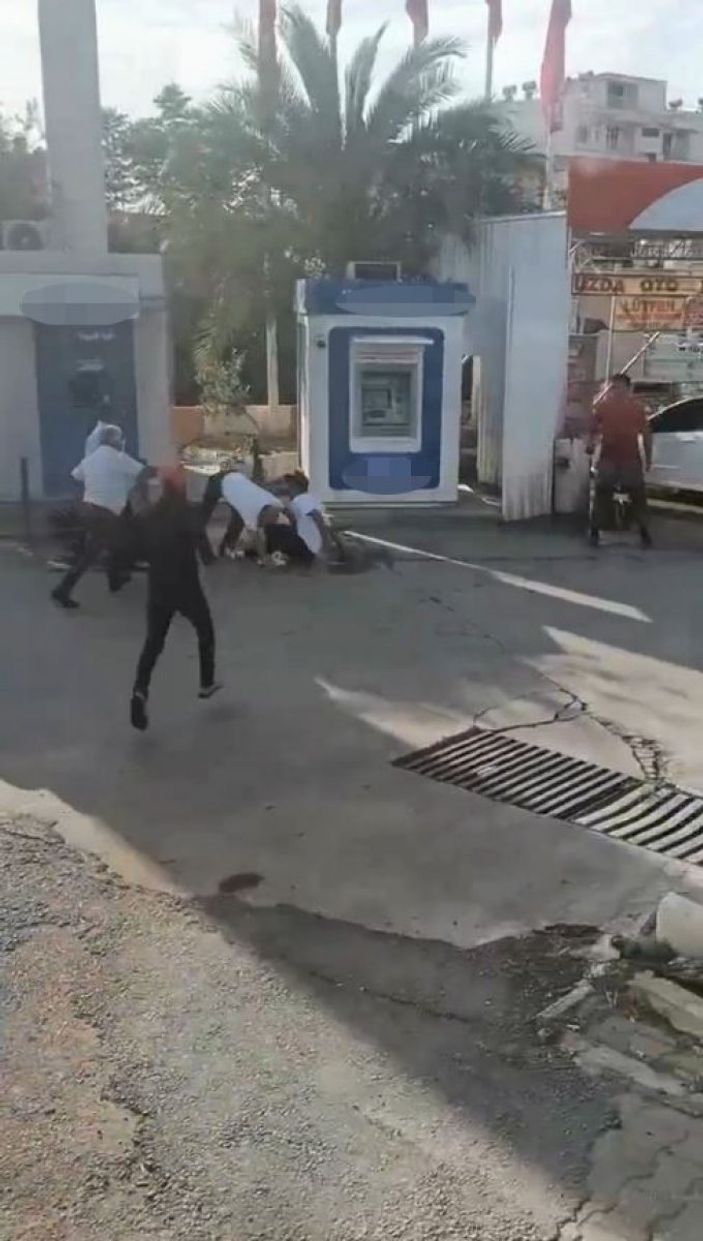 Antalya’da otobüsün camını kıran yolcuyu, tekme tokat dövdüler