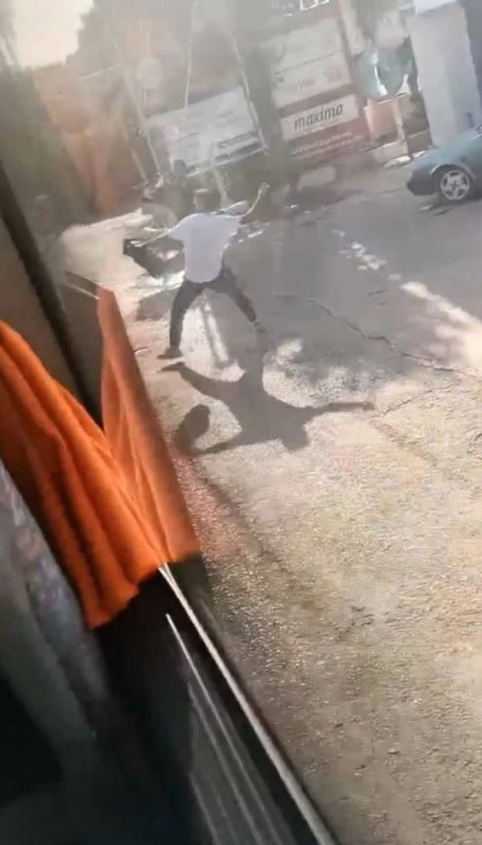 Antalya’da otobüsün camını kıran yolcuyu, tekme tokat dövdüler