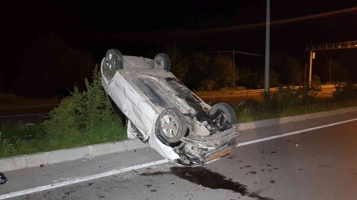 Samsun'da refüje çarpan otomobil takla attı: 3'ü ağır 4 yaralı