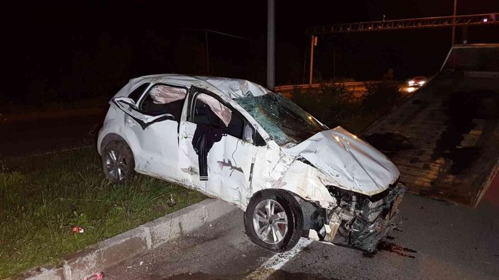 Samsun'da refüje çarpan otomobil takla attı: 3'ü ağır 4 yaralı