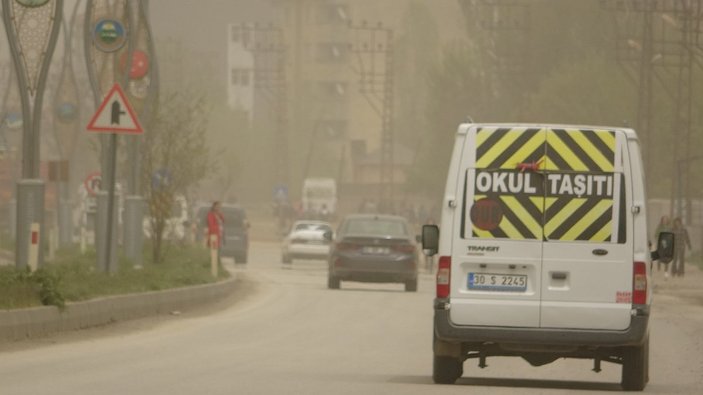 Yüksekova’da toz bulutu araçları çamura bürüdü