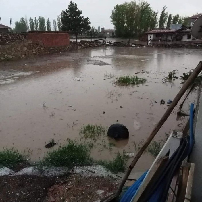 Afyonkarahisar'da sağanak yağış etkili oldu