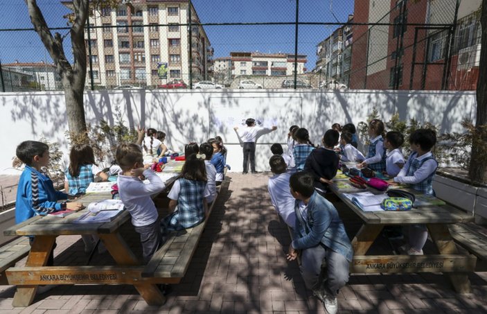Ankara'da okul bahçesindeki 'böcek oteliyle' canlıların yaşamını öğreniyorlar