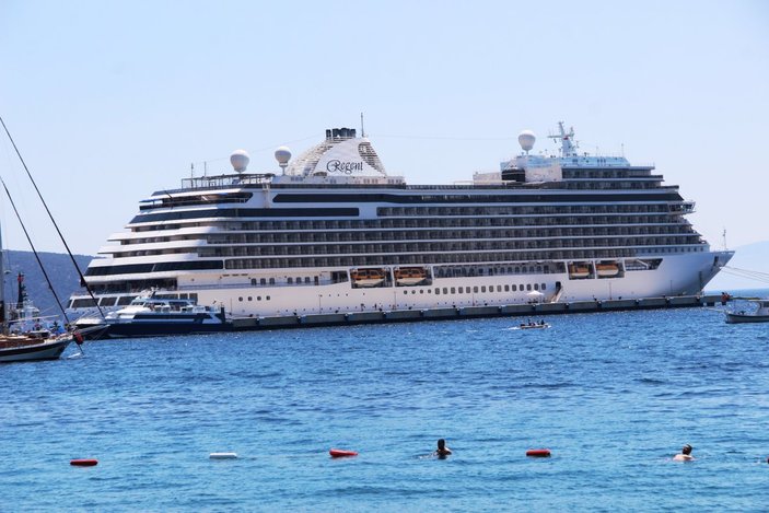 Bodrum'da dev gemiden 260 turist inince esnaf şaşkına döndü