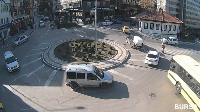 Bursa'da karşıya geçen yayaya otomobil çarptı