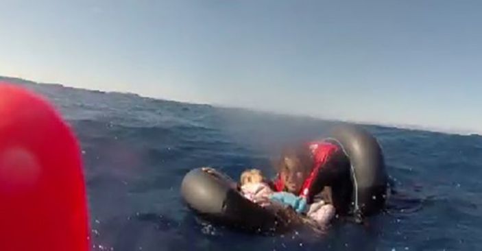 i İzmir'de kucağındaki bebekle Sahil Güvenlik tarafından kurtarıldı