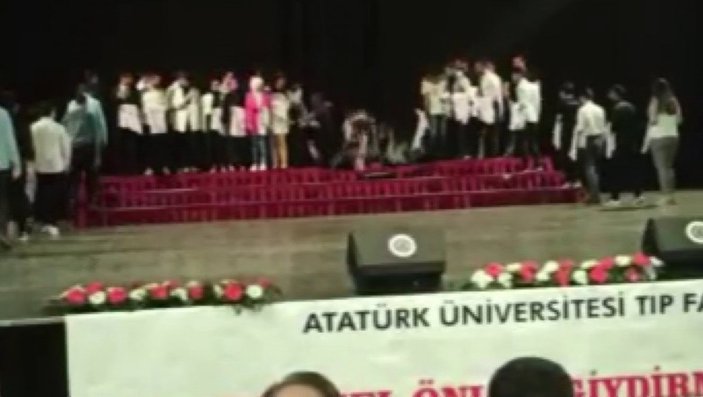 Erzurum'da törende platform çöktü, öğrenciler panik yaşadı