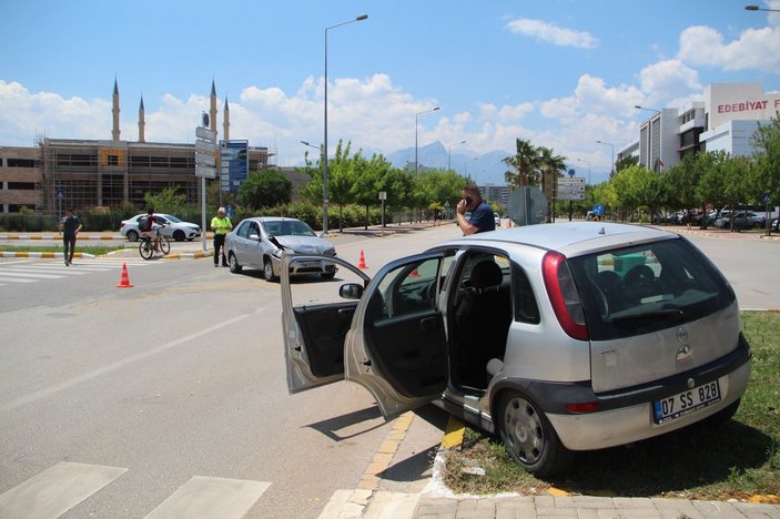 Antalya'da otomobillerin çarpıştığı kazada, iki öğretim üyesi yaralandı