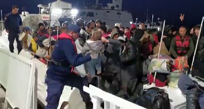 i İzmir'de kucağındaki bebekle Sahil Güvenlik tarafından kurtarıldı