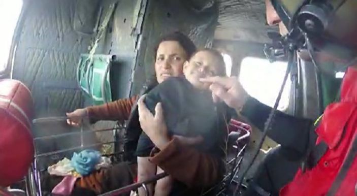 i İzmir'de kucağındaki bebekle Sahil Güvenlik tarafından kurtarıldı