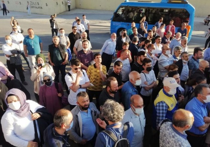İstanbul'da vatandaşlar İETT'nin geç gelmesini yol keserek protesto etti