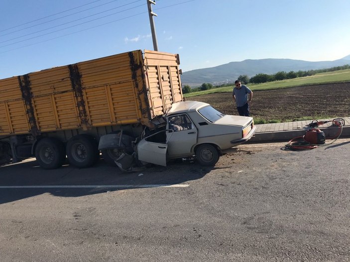 Denizli'de otomobil tırın altına girdi: 2 ölü