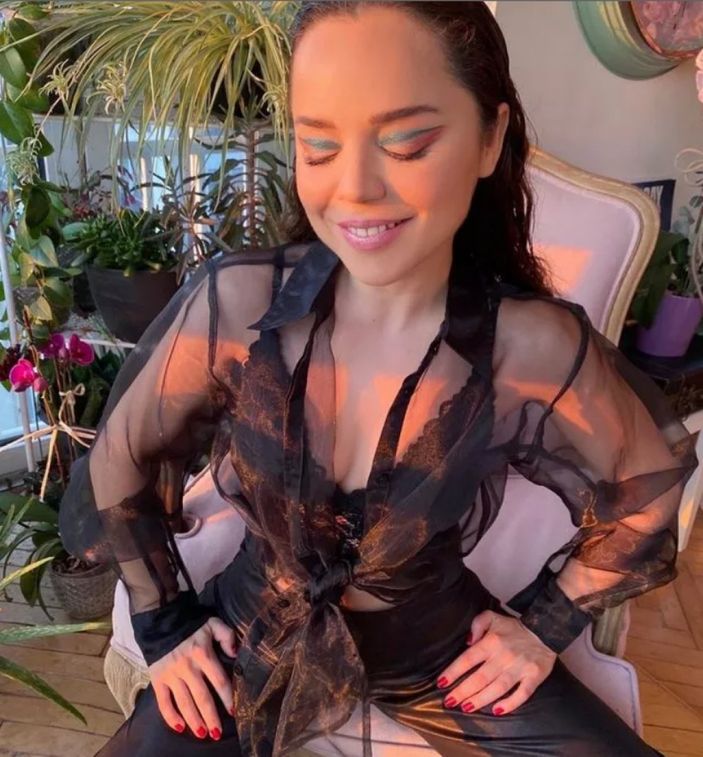 Aşk-ı Memnu'nun Cemile'si kalçasına kadar yırtık elbisesiyle uzanınca... 'Gördük ama öyle böyle değil'