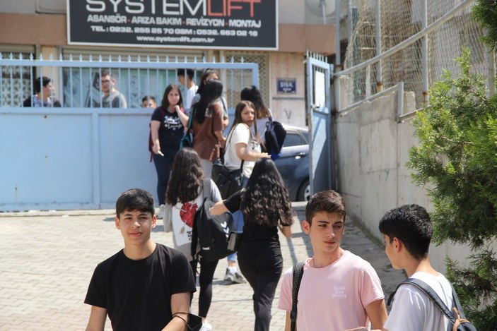 İzmir'de bir okula öğrenciler dersteyken haciz geldi