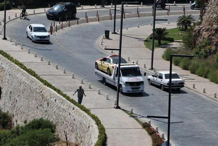 Antalya'da aracı çekiciye yükletip şehir turu attı