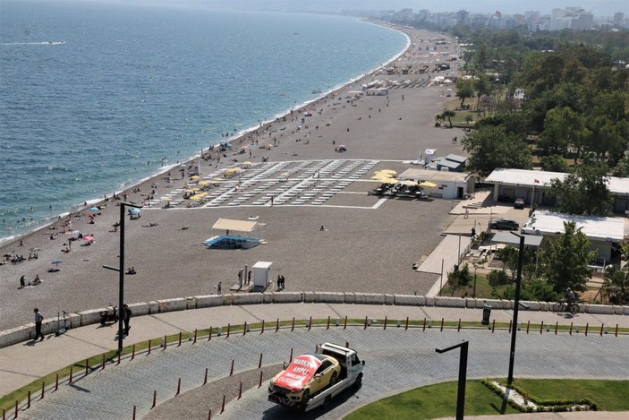 Antalya'da aracı çekiciye yükletip şehir turu attı