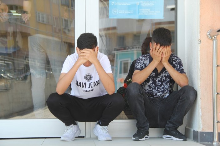 İzmir'de bir okula öğrenciler dersteyken haciz geldi